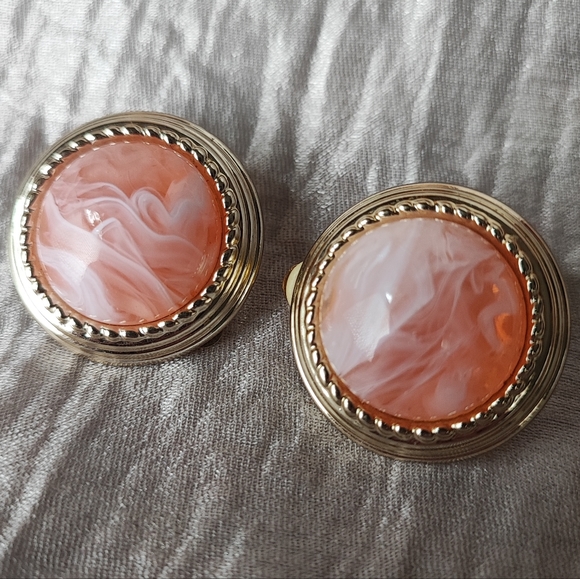 Light Weight Vintage Peach Swirl Gold Tone Clip Earrings EUC - Picture 5 of 8
